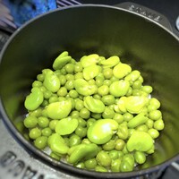 日本料理 TOBIUME - ◆瑞穗「平和を願って」・・メニューを見た瞬間、夫と「平和」って何の食材かしらと色々予想。 「pigeon（鳩）」かしら、等と話していましたら、グリーンピースの「Peace」でした。 謎かけですが、これはワカラン、ワカラン。笑 ご飯が見えないほどタップリの「空豆」「グリーンピース」が入ったご飯。