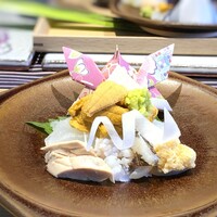 日本料理 TOBIUME - ＊虎魚は厚めにスライスされているので食感もよく、旨味も倍増。 肝や卵も美味しくて、マァシアワセ。^^ 赤雲丹も粒が大きくキレイ、甘みと雲丹らしい旨味を感じて美味しい。