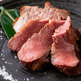 Classic thick-sliced Cow tongue ◎Enjoy with lemon salt or spicy miso♪