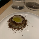 est - パンにつける、もろみパウダーがかかったフムス