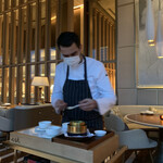 est - シェフ自ら、目の前で仕上げをしてくれます。