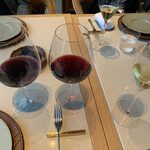 est - いつものように、シャンパン、ブルゴーニュ、ボルドーを同時に並べて、チビリチビリといきましょう。