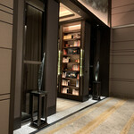 est - エントランス