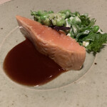 est - 赤ワインソースを掛けます。