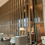 est - ガラス越しのオープンキッチン