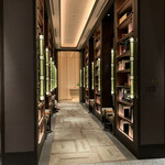 est - ライブラリーに見立てたエントランス