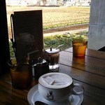 フェイバリットコーヒー - ウインナーコーヒーと窓からの風景