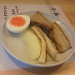 中華そば 慈庵 -  柚子の香りのシナ竹、厚い叉焼、リンゴ，玉子