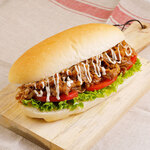 焼きたてコッペ製パン - 料理写真:当店の看板メニュ！鉄板でジュージューと焼き上げた薄切りの牛肉が入った「鉄板！焼肉コッペ 530円（税込）」。