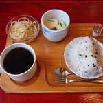 カフェテリア・ハーブ - ホットコーヒー（モーニングサービス付き）430円
            （おにぎりモーニング）
