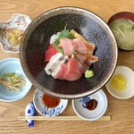 ととんちゅう - マグロと魚介 八種丼 （小鉢２ケ，汁物，香物 付き　八種丼のご飯は２５０ｇ）　１６５０円　(2022/04) 