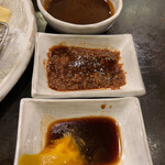 すゞ家 - 奥から、味噌・オリジナルソース・からし醤油。