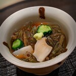 新ばし 星野 - ジュンサイと鮑のお酢の物。何とも涼やか。この時期、湿気を祓うような一品は目にもありがたく大好きです。