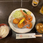 すゞ家 赤門店 - 本日の魚介フライ盛合わせ定食２２００円。