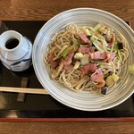 そば屋 伊兵衛 - 合鴨と野菜のぶっかけそば　８８０円　(2022/04)