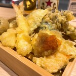 天ぷら酒場 KITSUNE - 天ぷら盛り合わせ 8種 1408円
とり天、なす、海老、かぼちゃ、キス、舞茸、トリュフ香る半熟たまご、サーモン親子