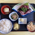 魚三会館 - かつお刺　１０８０円 ＆ ライス　２２０円 ＆ 味噌汁　１６０円　(2022/04)