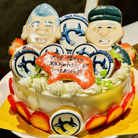 焼肉やまちゃん - ◎ 『焼肉やまちゃん』1周年の祝いの特注のケーキ❗️ 左が「富小路やま岸」の山岸大将。右が弟の隆二さん。