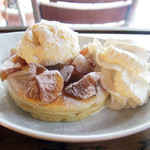 イリヤプラスカフェ - ホットアップル・パンケーキ(750円)+ホイップクリーム(150円)
