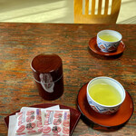 寿楼 本館 - 部屋のお菓子も美味しい。売店で売っていますょ。