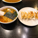 Matsunoki Hanten - ラーメン（小）と焼き餃子