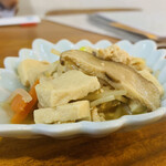 居酒屋食堂 ドデノ メヘヤッコ - ① ???円：お通し：高野豆腐、人参、大鰐温泉モヤシの煮付け