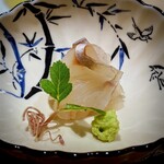 新ばし 星野 - 真鯒のお造り。飴色の光を放って登場。酢橘を絞って、塩、醤油を一滴が星野さん流の食べ方。