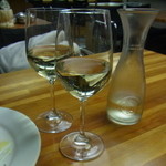 Tabora - デカンタで白ワイン