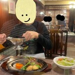 はり重 グリル - 自分でソースをかける息子