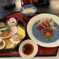 鰻割烹 伊豆栄 本店 - 初夏２２００円。入り口写真より豪華です。とろろや口取りいろいろも良かったです（╹◡╹）