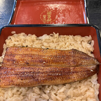 鰻割烹 伊豆栄 本店 - 初夏２２００円、鰻重変更＋２５３０円。写真で見ると迫力がありますね（笑）。少なめでしたが、とても美味しかったです（╹◡╹）。熱々ホカホカでしたよ♩