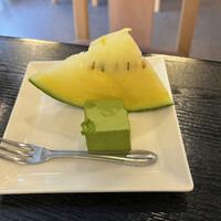 鰻割烹 伊豆栄 本店 - 初夏２２００円。西瓜、抹茶ムース。黄色い西瓜は爽やかな甘さで、〆にピッタリです（╹◡╹）