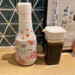 Sushi Sakesakana Sugi Dama - 左は出汁醤油で右は無記名なんですが聞いたら濃口醤油との事。記載が欲しい。フライなどは一緒にソース持ってきてくれます