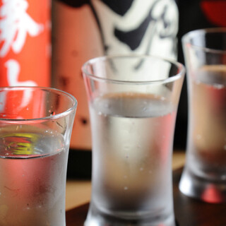 全国津々浦々の日本酒やお茶を。飲み比べもご用意