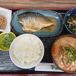 大衆食堂 半田屋 - 納豆、ネギ、さば味噌、ほうれん草、豚汁、ごはんミニ