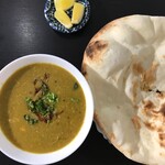 インドカレー GHORER SHAD バングラデシュの家庭料理 - ここではよく普段飯として登場するチキンハリームと、 既にスタンバイされていることで消極的選択のナン