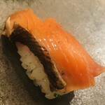 木挽町 とも樹 - 大助。キングサーモンです。皮目を炙りました