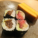 木挽町 とも樹 - 干瓢巻きと剥き身の細巻き、重ねた玉子焼き。修行元のささ木さん（なか田）の流儀