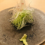 木挽町 とも樹 - 薬味の茗荷、胡瓜、大根の千切りです