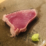 木挽町 とも樹 - 銚子の鰹です。厨房で軽く表面を炙ります