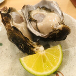 木挽町 とも樹 - 赤穂産の真牡蠣。酢橘の酸味が牡蠣の甘味を倍増。確か以前人形町の喜寿司さんでもいただいた新種かな。その時はまだ名前は無かったけど、今はもうついているのかな？