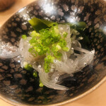 木挽町 とも樹 - 小田原から朝獲れシラスが到着。まったく苦くない、ウンマイ