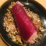 木挽町 とも樹 - こちらは鰹のタタキを刻み白ネギと土佐醤油で