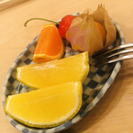 木挽町 とも樹 - デザート。手前は酸っぱくないレモンです