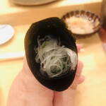 木挽町 とも樹 - 薬味の胡瓜と大根と茗荷の千切りを有明海苔に巻いて