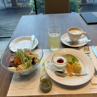 ポム・ダダン - アメリカンブレックファースト３３８８円。シーフードサラダ、フルーツなど。身体が洗われるような、新鮮なサラダとフルーツです（╹◡╹）