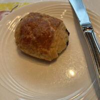 ポム・ダダン - アメリカンブレックファースト３３８８円。パンは、テーブルでお声かけされました。おかわり自由だと思います。パンオショコラ、とても美味しかったです（╹◡╹）