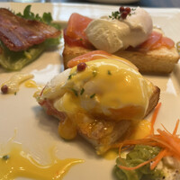 ポム・ダダン - アメリカンブレックファースト３３８８円。選べるメインのエッグベネディクト。理想の火入れです。ソースも別添えで、とーっても美味しかったです（╹◡╹）（╹◡╹）
