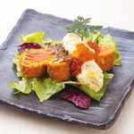 Rare salmon cutlet with two-year-aged make-in salad and salmon roe