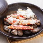 Stone-grilled king crab steamed on a ceramic plate
